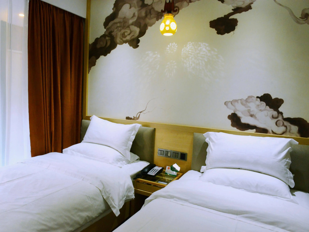 Xinghe Yuezhi S-Guangzhou Yuexiu District Railway Station White Horse Clothing City Flagship Store