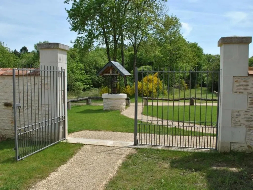 Maison de Vigneron Restaurée avec Jardin Clos, Équipement Complet, au Cœur dune Forêt - FR-1-381-218