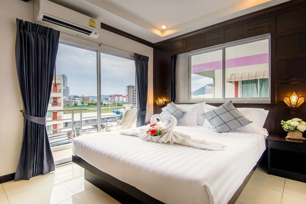 Hallo Patong Hotel - Rooftop Pool - Stunning Mountain Views & OTOP Market