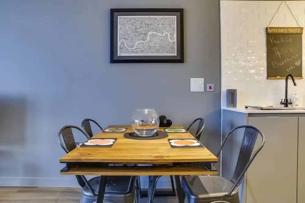 Modern 2bed W/balcony Sleeps 6 in Hackney