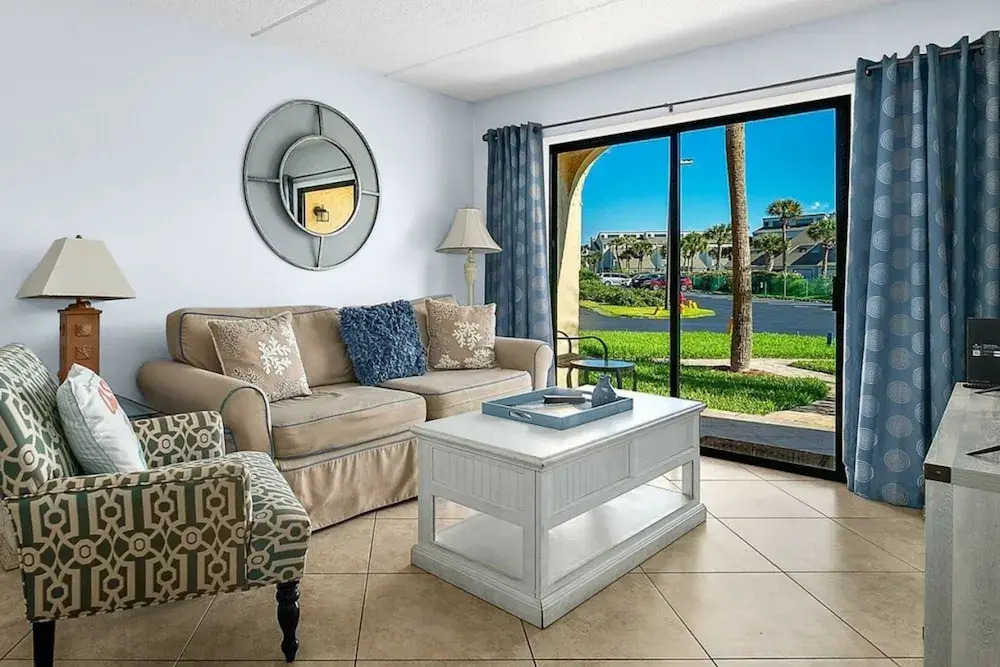 Spacious 2BR Resort Condo Beach, Hot Tubs & Family-friendly Fun