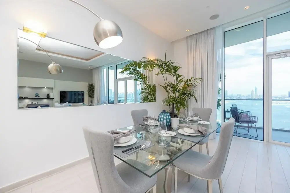 WelHome - Oceanfront Elegance 1BR Apt With Palm Sea Views