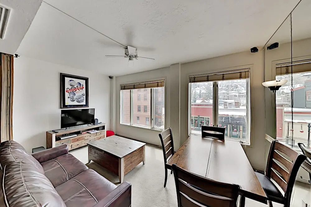 Downtown W/ Views - Walk To Lifts! 1 Bedroom Condo