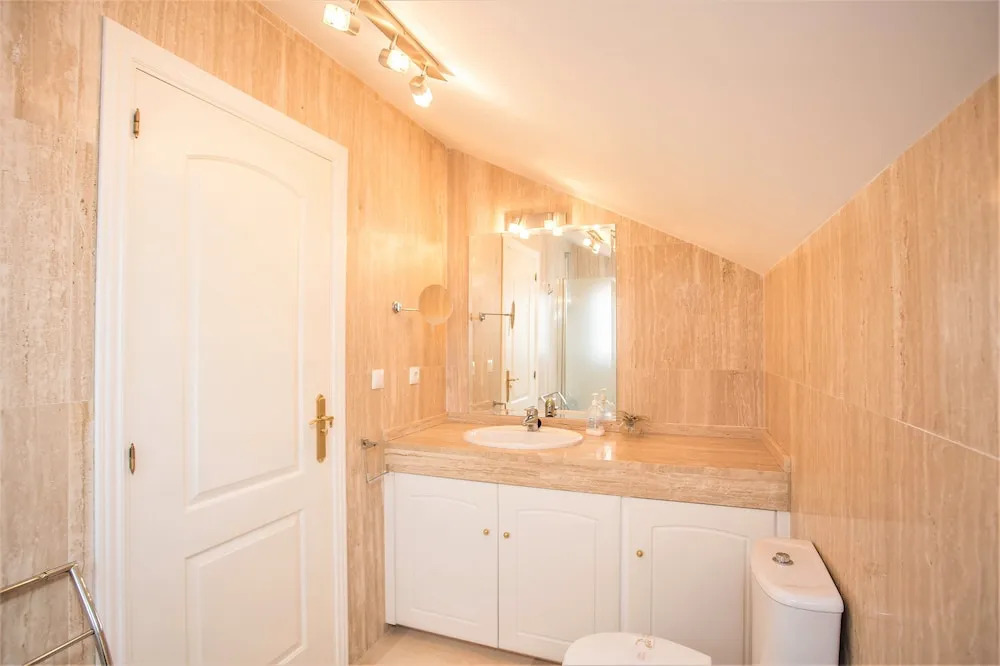 Duplex, Penthouse, 2/2 with Spectacular Views TV27