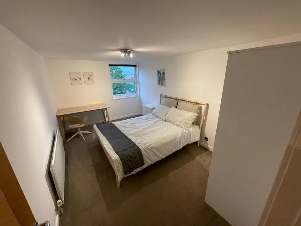 Spacious 2-Bedroom Flat Near Surbiton Station