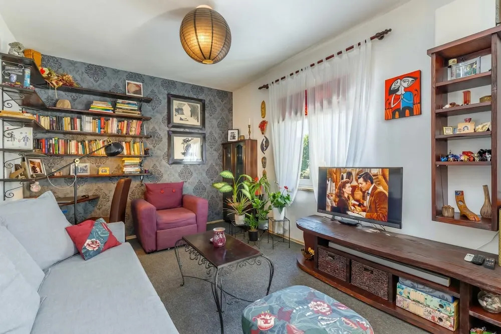 Cozy Home with Private Garden - Happy Rentals