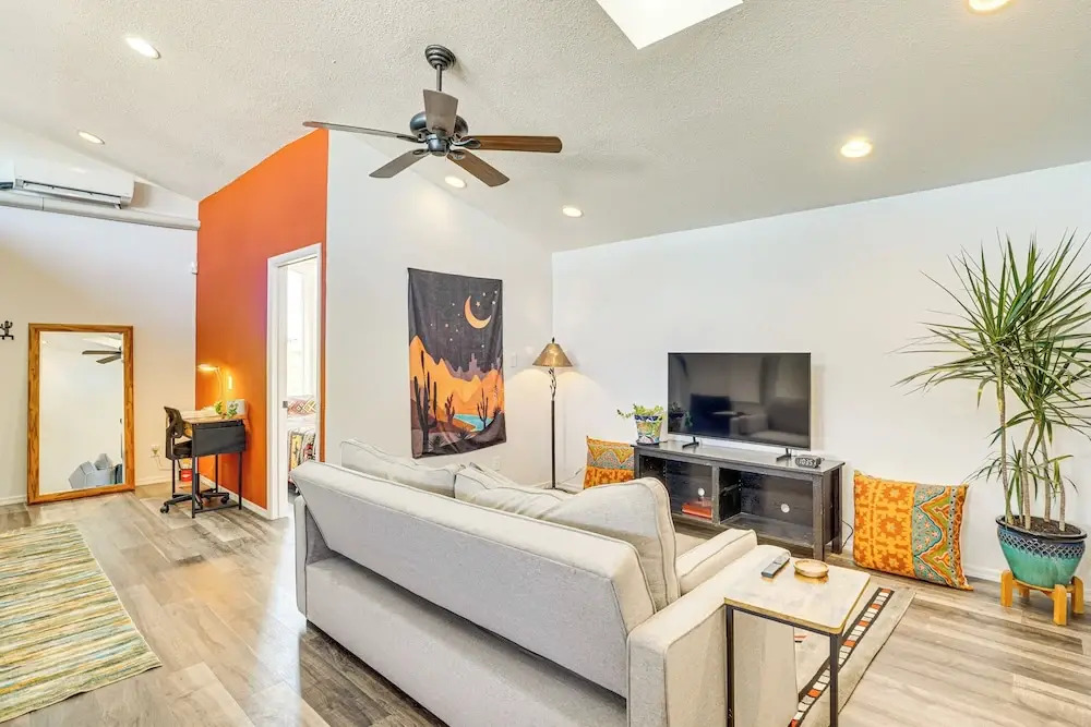 5 Mi to U of A Campus: Mtn-view Tucson Pad!