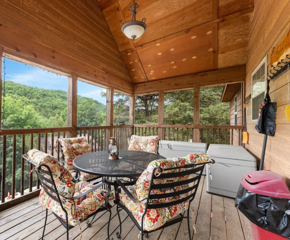 Dakota Lodge 2 Bedroom Home by RedAwning
