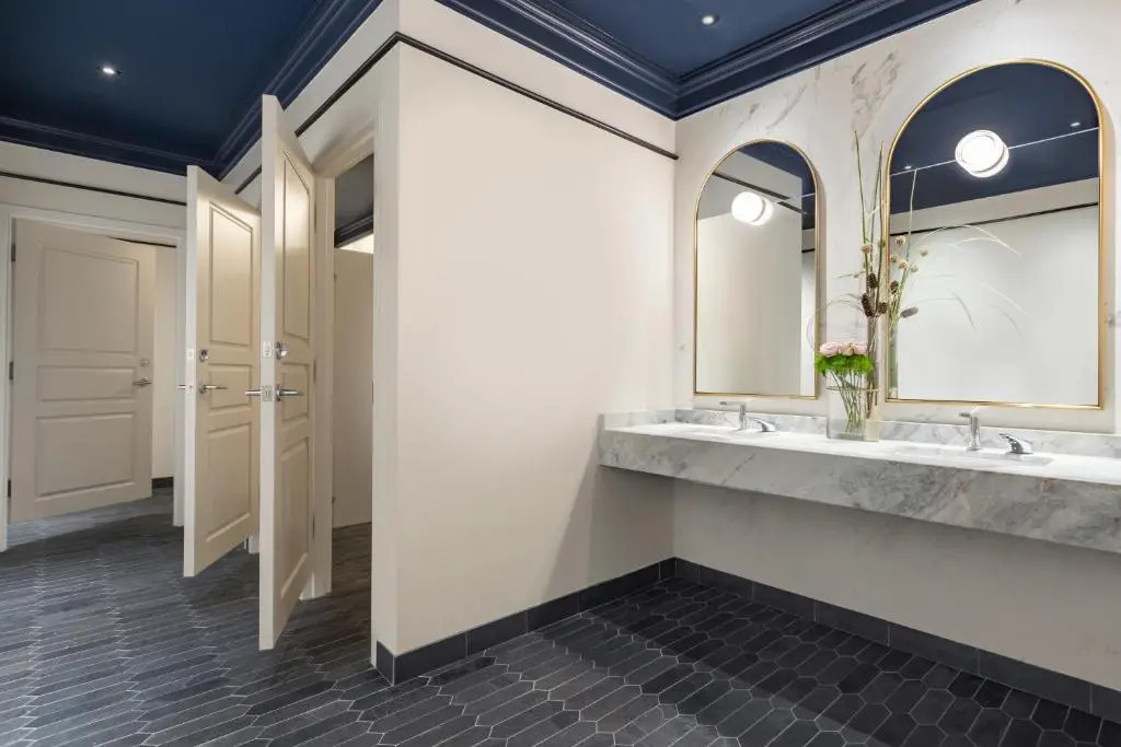 106 Jefferson Huntsville, Curio Collection by Hilton