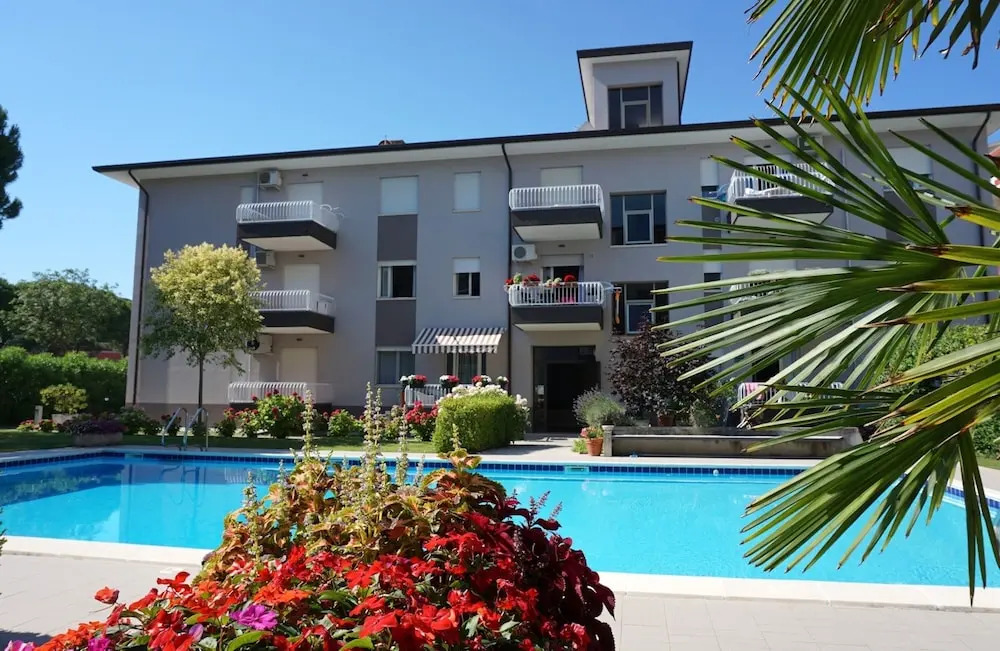Enjoy the Pool at our Cozy Flat