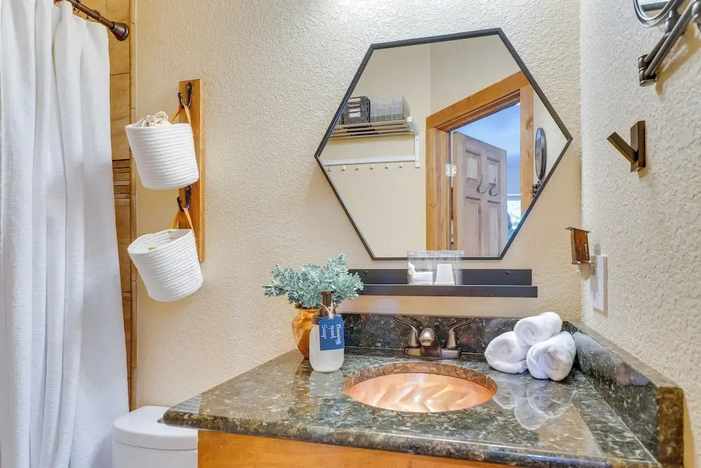 Woodland Park Apartment: Forest Views + Deck!
