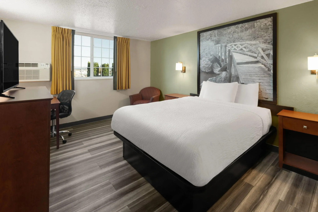 Super 8 by Wyndham Winona MN