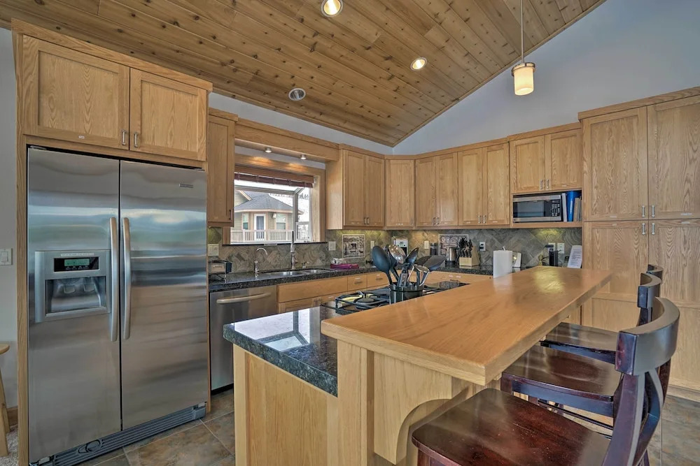 9 Mi to Heavenly Mountain: South Lake Tahoe Home!