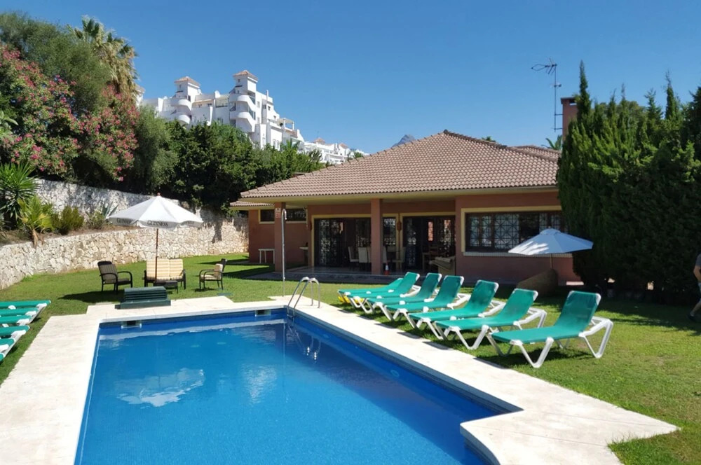 Holiday villa with 5 BR + guest apartment, swimming pool, Casino, Puerto Banus
