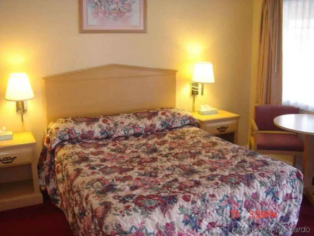 Tri-Valley Inn & Suites