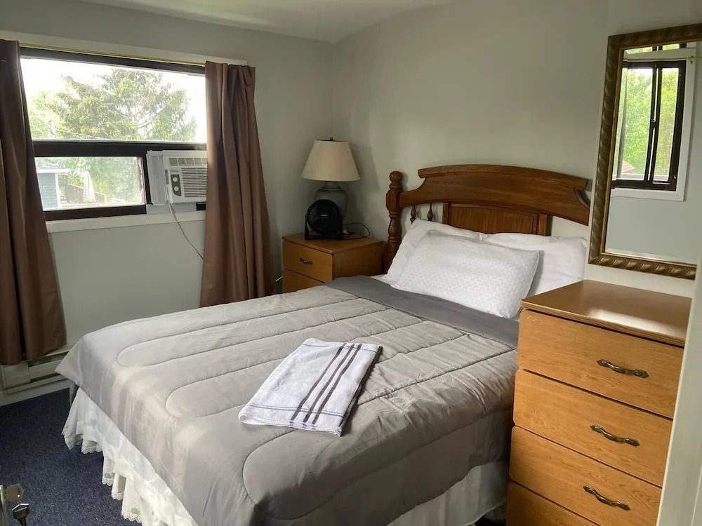 5 Bedroom Cottage at Rice Lake!