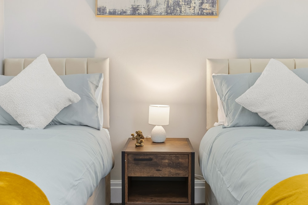 House - Sleeps 6 - On Street Parking