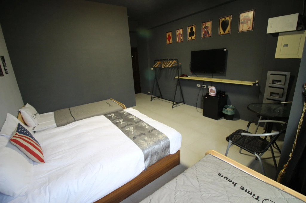 l墾丁antique包棟民宿l四臥室十人包棟l ktv l麻將l烤肉l廚房l零九壹伍陸柒陸柒陸零預訂l禁止寵物l