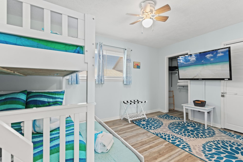 Stay at The Salty Palm! 2BR 1.5ba Sleeps 7