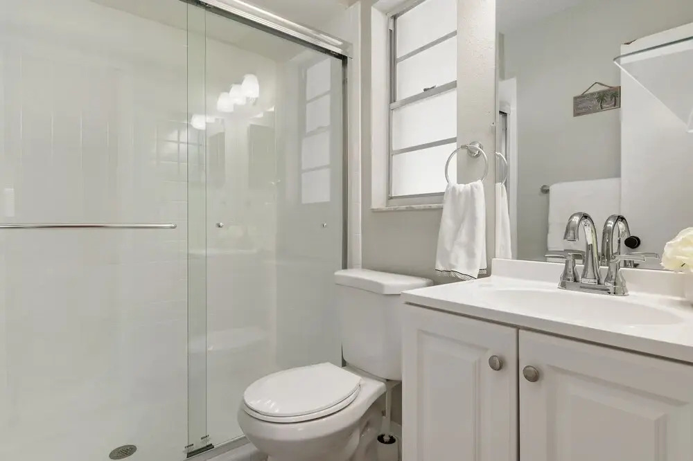 Lakes Sunny Paradise Newly Remodeled 3 Bedroom Home With Pool Fenced in Backyard 3 Home by Redawning