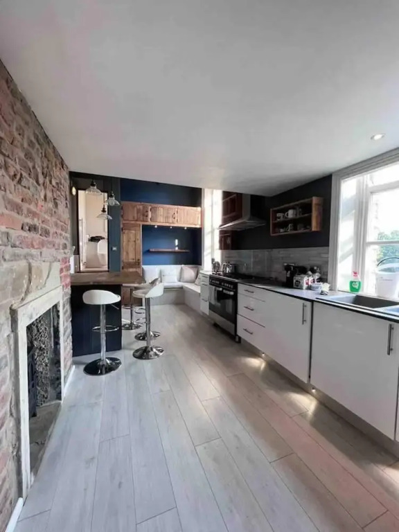 Luxury 3 Bedroom Penthouse w Massive Roof Terrace
