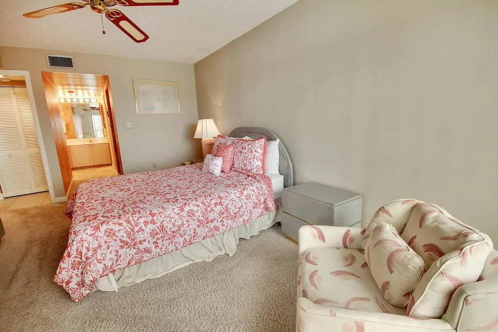 Land's End 205 Building 3 BAY Views / Private Balcony!