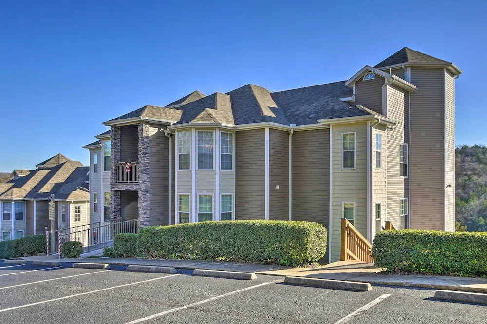 Condo in Lakefront Resort w/ Pool! Ozarks Getaway