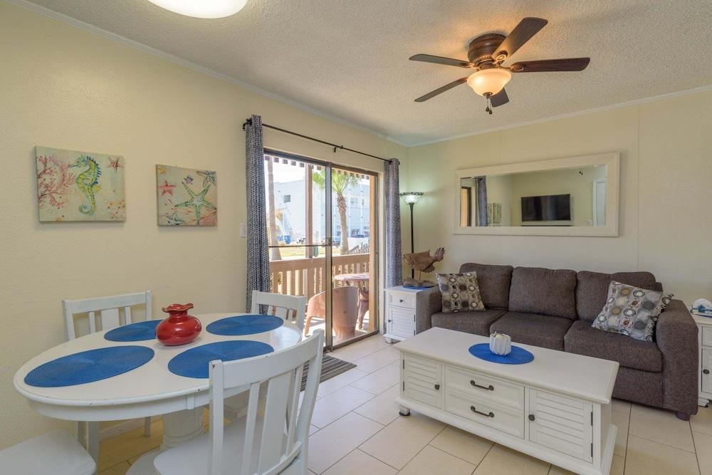 Beachfront 1br Condo W/ King Bed Sleeps 4 1 Bedroom Condo