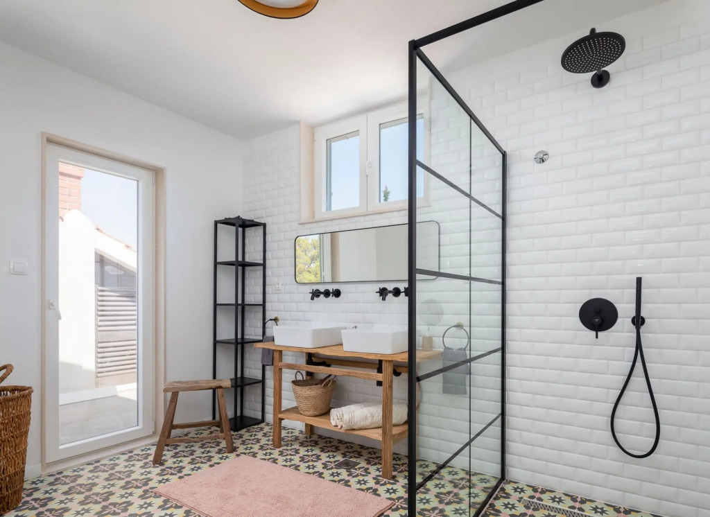 Sina in Splitska with 4 bedrooms and 3 bathrooms