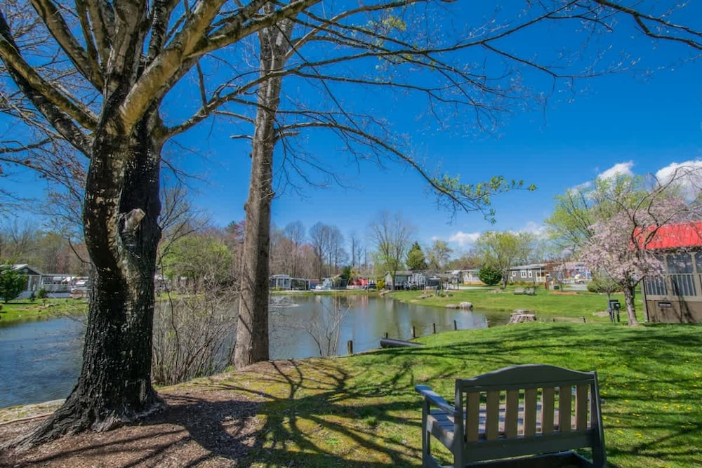 Lakeview 2BR Tiny Home Near Trails Pool Bocce
