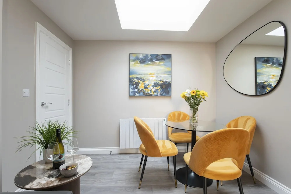 Elliot Oliver - Modern 2 Bedroom Town Centre Apartment