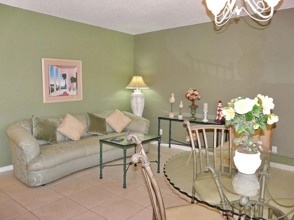 Idyllic Condo With Brief Walk to Beach and Restaurants