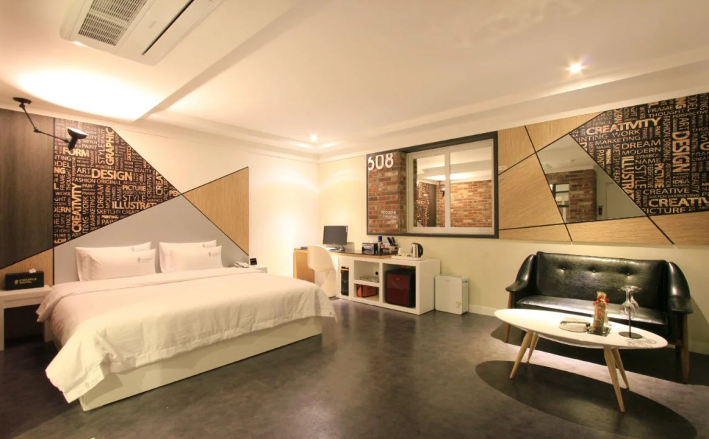 Couple Hotel