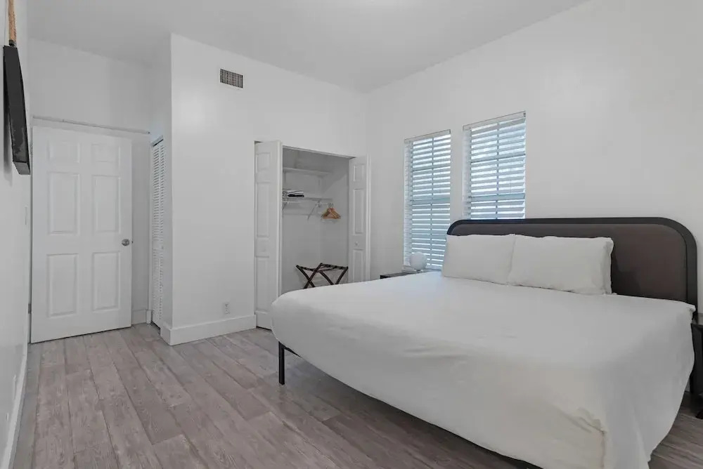 7BD Downtown Oasis Pool