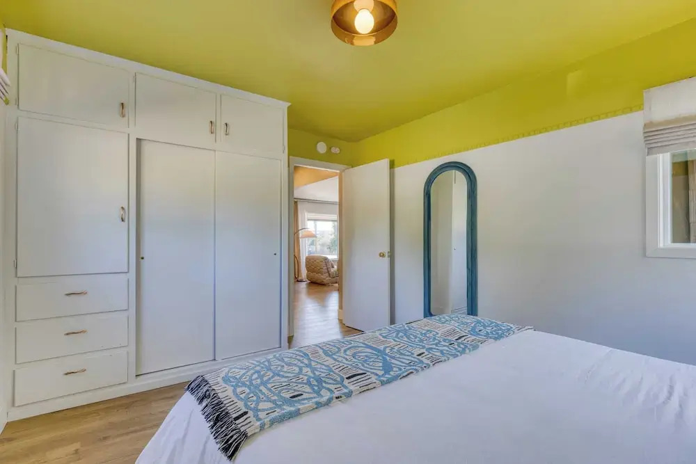 Walk to Beach & Shops Fireplace, Patio Dining & Firepit at Manzanita Ave