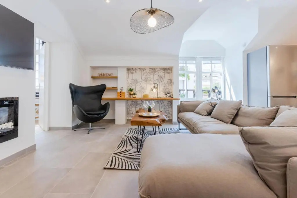 SERRENDY Stylish 2-bedroom apartment 1-minute walk to beaches