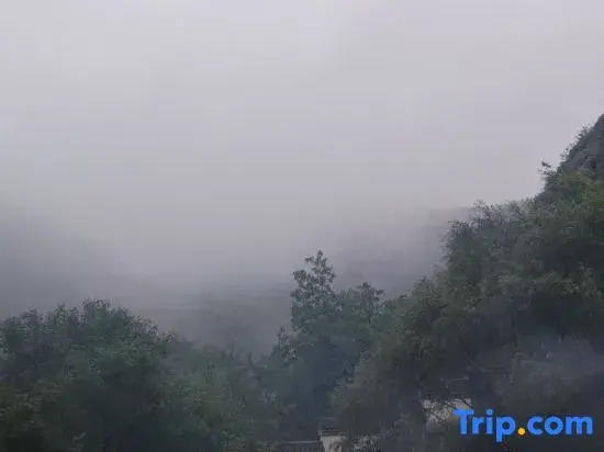 Yiru Homestay (Zhouzuling Yaowangdong Wellness Town Scenic Area)
