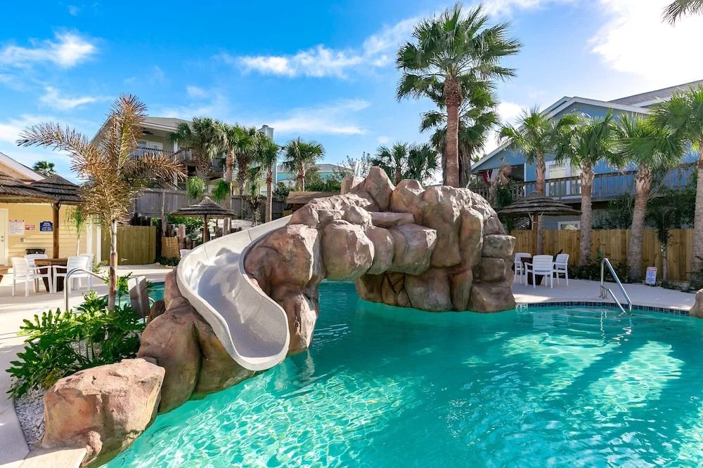 Breezy Beach House 3 Bedrooms 2.5 Bathrooms Condo