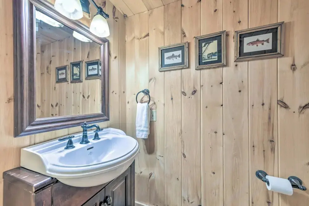 Luxury Cabin w/ Deck < 5 Miles to Sapphire Valley!