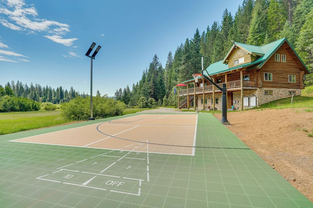 13 Mi to Mt Shasta: Log Home on 60 Acres!