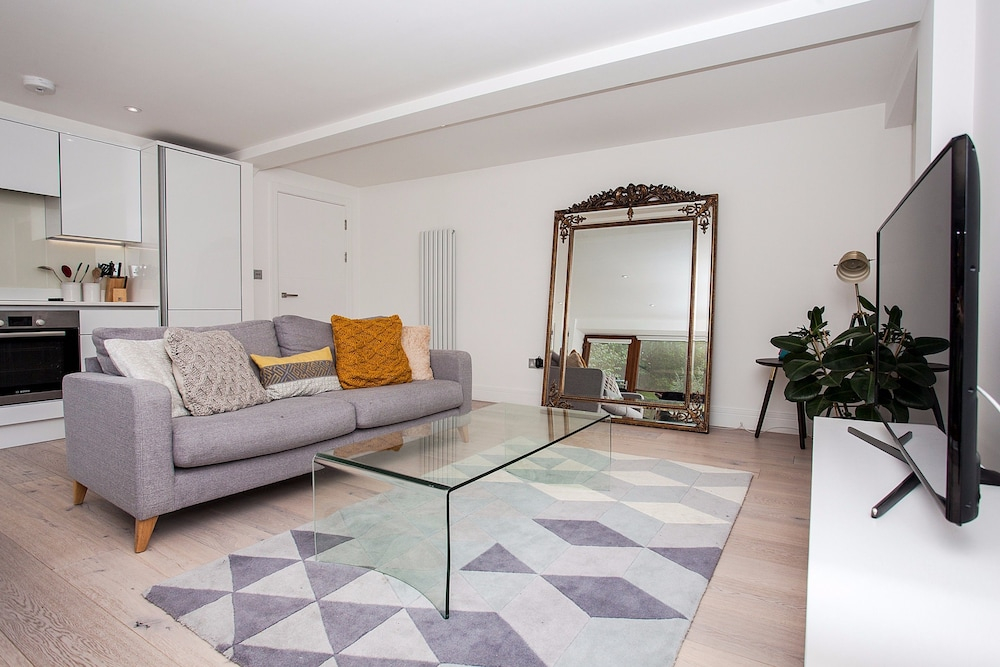 Spacious East London 2 Bedroom Apartment Sleeps 4