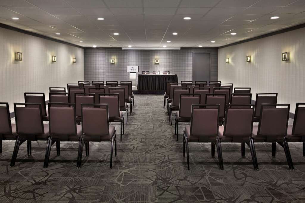 Hilton Toronto Airport Hotel & Suites