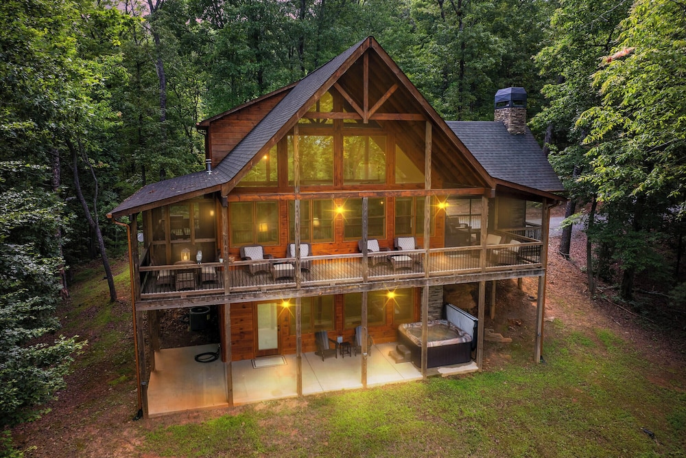Luxury Mineral Bluff Cabin With Deck & Hot Tub!