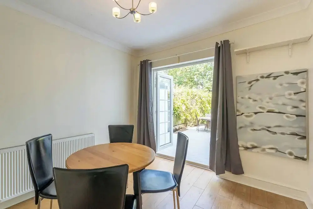 Elegant 3BR Victorian Retreat, Free Parking