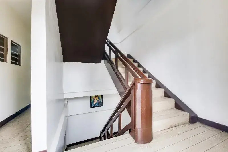 895 Golden Majestic Pension Inn