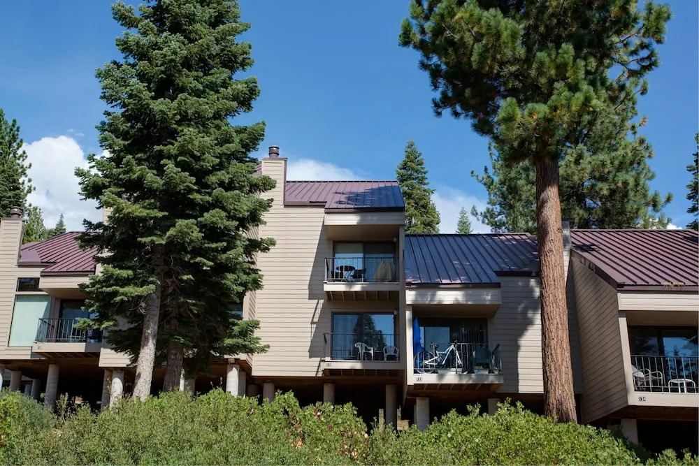 Stellers Jay Lake View  2 Bedroom Condo by RedAwning