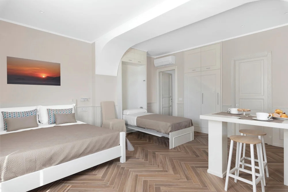 De Vivo Realty - Cyrus&Janus flats