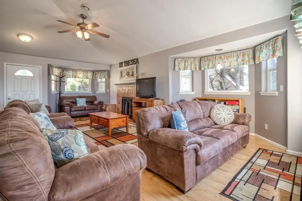 Oceanview Hot Tub and Cozy Bonus Room - Charming Coastal Retreat