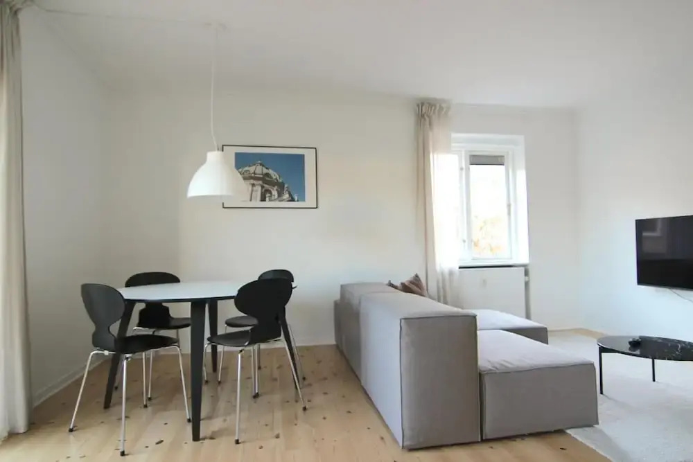Great 2-bed w Balcony in Charlottenlund