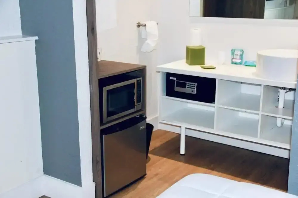 1/1 Condo-hotel With Double bed and Community Pool Miles From Disney!